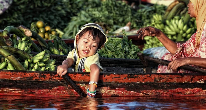 Charming photos of mothers and their children on Indonesian floating markets