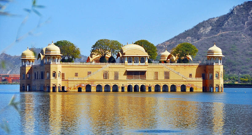 4 floors under the water: why the palace Jal-Mahal built in the middle of the lake