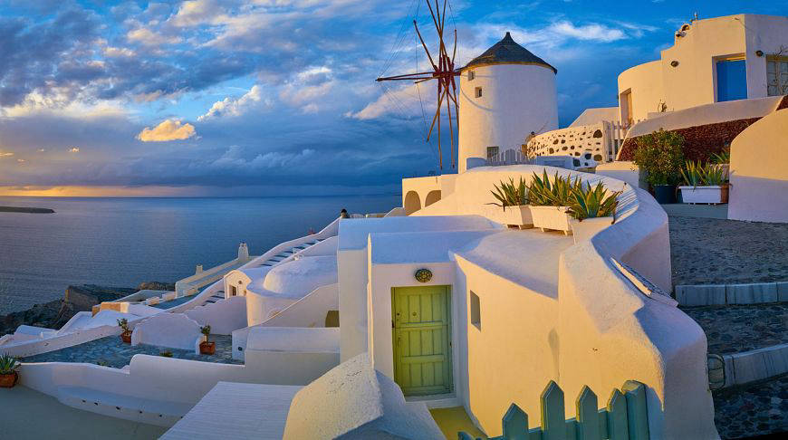 Island of wine, churches and snow-white houses: 10 facts about the present Santorini