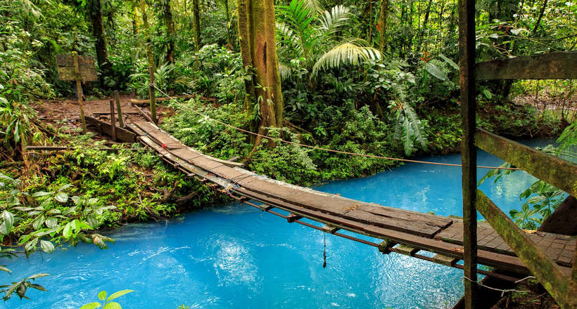 The Turquoise River Rio Celeste: Only recently scientists have been able to uncover the secret of its color.