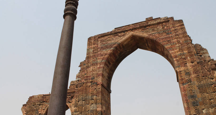 Загадка залізної колони в Делі: чому вона не заіржавіла, адже їй уже 1600 років