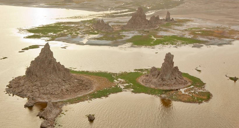 Приголомшливе солоне озеро Аббе, чиї ландшафти, немов частина іншої планети