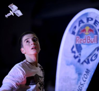 Red Bull Paper Wings 2012: долетит ли бумажный самолет до Австрии?
