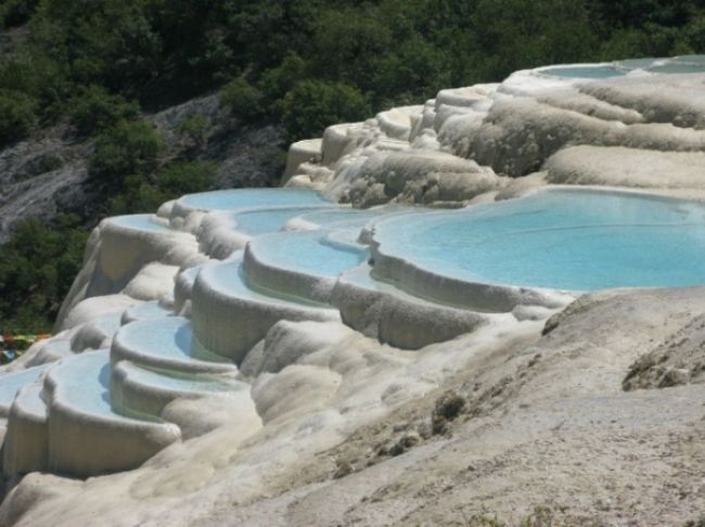 Білі каскади води в Шангрі-Ла