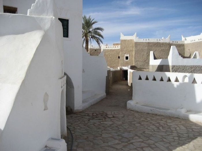 The city-oasis of Ghadames is the pearl of the desert. This small ancient Libyan town is located on the border of Libya, Tunisia and Algeria. The river used to flow here for a long time, and since ancient times the place has been strategic, as several trade routes crossed in Ghadames.</p>