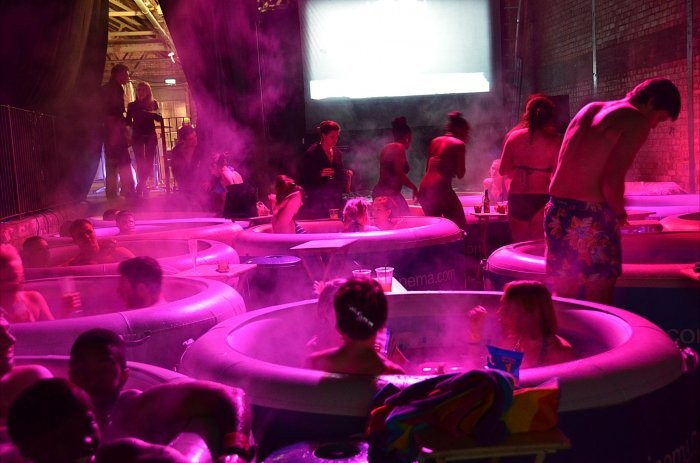 Новый тренд в кинопросмотрах – Hot Tub Cinema