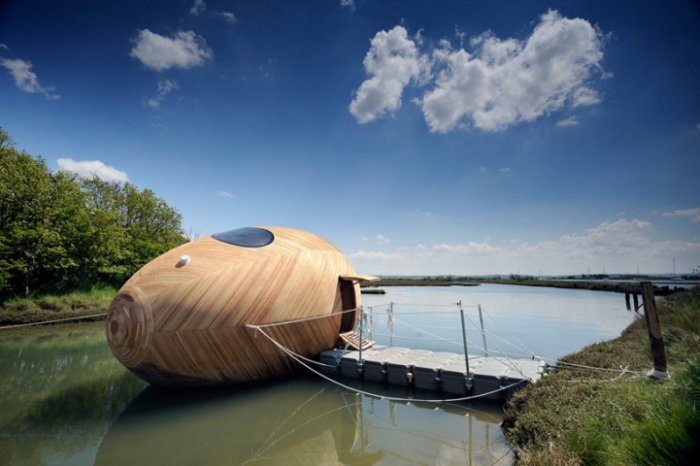 Деревянный плавающий дом-яйцо