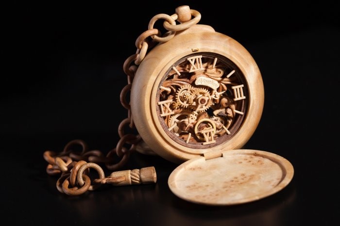 Incredible working clock made of wood