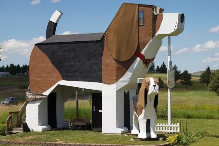 A dog-shaped hotel in the USA