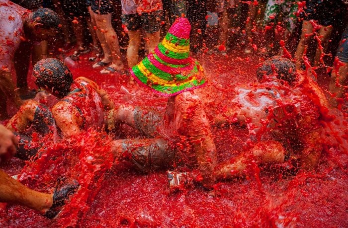 La Tomatina 2013 festival: make everything red