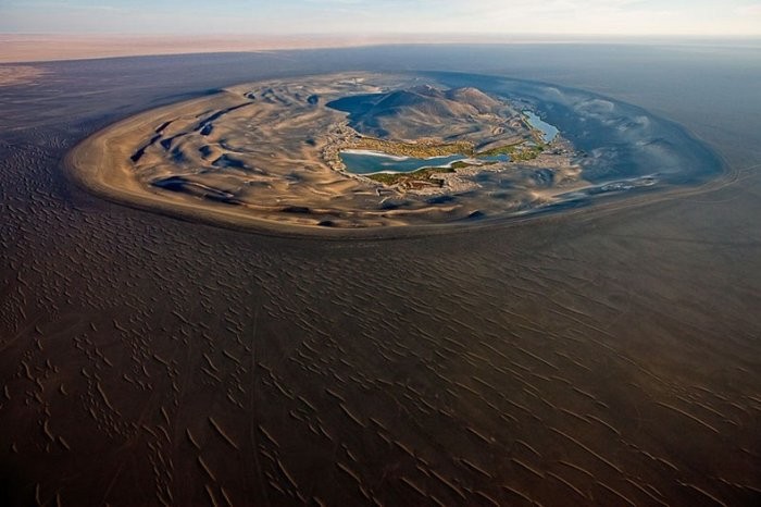 Wow-en-Namus - an oasis inside the crater