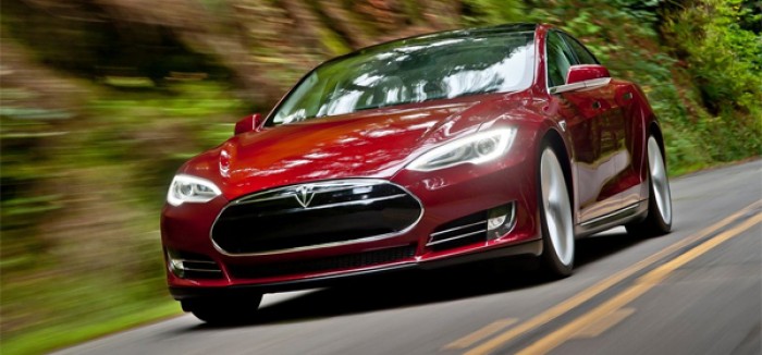 Tesla навчить автомобілі їздити без водія через три роки