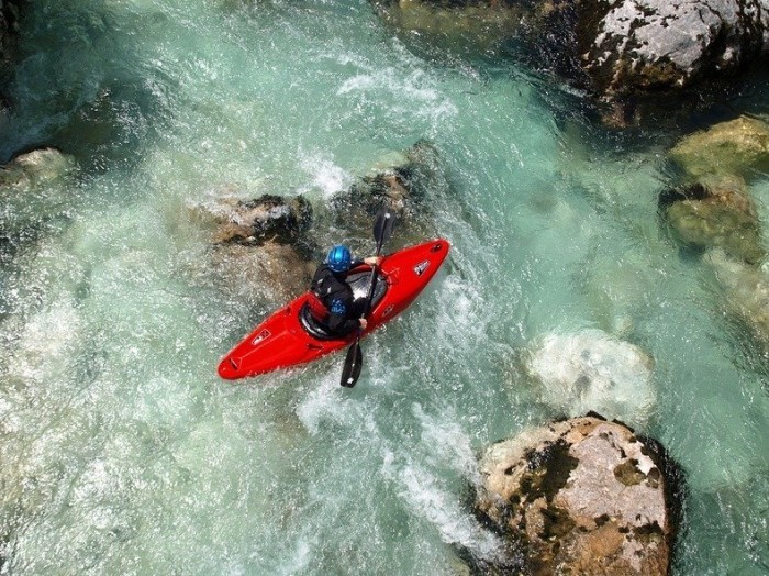 Emerald rafting along the Soča River. This river, 138 km long, is two-thirds owned by Slovenia (95 km) and one third by Italy (43 km), subsequently falling into the Adriatic Sea. She is known for filming the movie & laquo; Chronicles of Narnia & raquo; and as a place for extreme rest.</p>