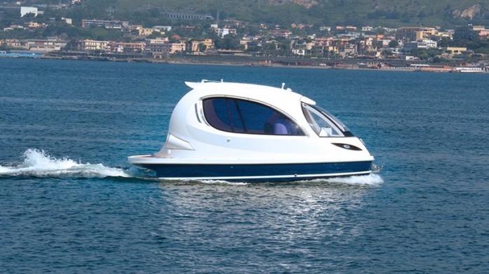 Italian industrial designer Pierpaolo Lazzarini (Pierpaolo Lazzarini), together with Luca Solla (Luca Solla), developed a unique concept of a boat, which is more like a spacecraft and moves by a strange way.</p>