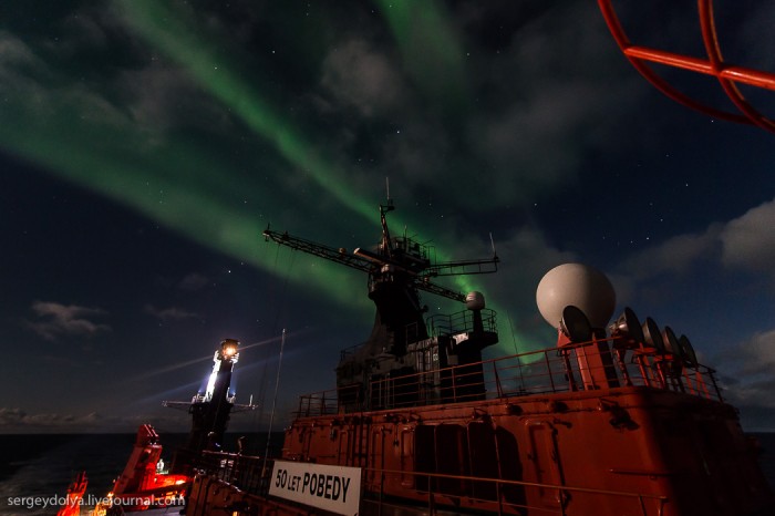 Northern Lights at the North Pole Polar lights are one of the most beautiful phenomena that I saw on Earth. Although, to understand, they are not purely earthly, because they are caused by the Sun and occur high above the planet's surface. The nature of the appearance of the aurora is as follows: When a flash occurs on the sun, a mass of particles is ejected into space. Striking about atmospheric particles, they impart an electric charge to them, causing a glow.</p></p><p><p><img alt= src=/upload/2013-10/690988_0.jpg /></p></p>And due to the magnetic field of the planet that attracts them to the poles, the radiance takes place in the polar regions. Seeing the northern lights on the second night of the expedition, I went down to the cabins and reported on this to all colleagues. But, either they did not understand me, or everyone was lazy, no one except me went to shoot this beauty. And in vain - more this rare phenomenon in our journey did not repeat ...</p></p><p><p><img alt= src=/upload/2013-10/690988_1.jpg /></p></p><p><p><img alt= src=/upload/2013-10/690988_2.jpg /></p></p><p><p>Here the Shining is like a bird:</p></p><p><p><img alt= src=/upload/2013-10/690988_3.jpg /></p></p><p><p><img alt= src=/upload/2013-10/690988_4.jpg /></p></p><p><p><img alt= src=/upload/2013-10/690988_5.jpg /></p></p><p><p><img alt= src=/upload/2013-10/690988_6.jpg /></p></p><p><p><img alt= src=/upload/2013-10/690988_7.jpg /></p></p><p><p><img alt= src=/upload/2013-10/690988_8.jpg /></p></p><p><p><img alt= src=/upload/2013-10/690988_9.jpg /></p></p><p><p>And the next day there was a fantastic sunset:</p></p><p><p><img alt= src=/upload/2013-10/690988_10.jpg /></p></p><p><p>Tomorrow I will show these photos and share my experience on how best to photograph the setting sun! Stay Tuned!</p>