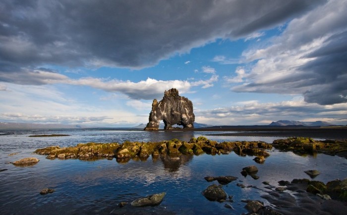 In the northern part of the island of Iceland, on the shores of Hunaflowey Bay, there is an unusual rock, reminiscent of its shape of some kind of animal. Some, consider it a stone dinosaur, others, a stone mammoth. The options are:)</p></p><p><p><img src=mc.yandex.ru/watch/21622423 style = position: absolute; left: -9999px; alt= /></p>