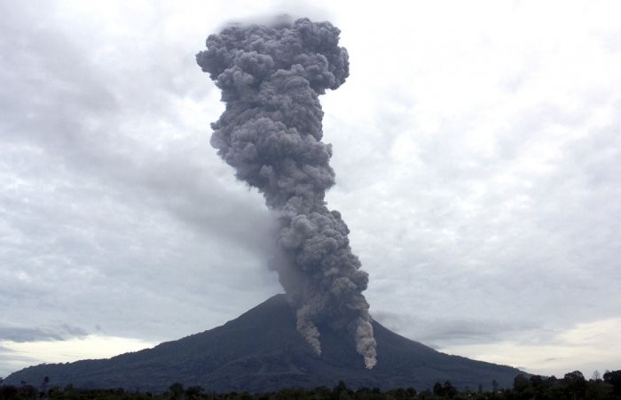 Виверження вулканів: Синабунг VS Етна