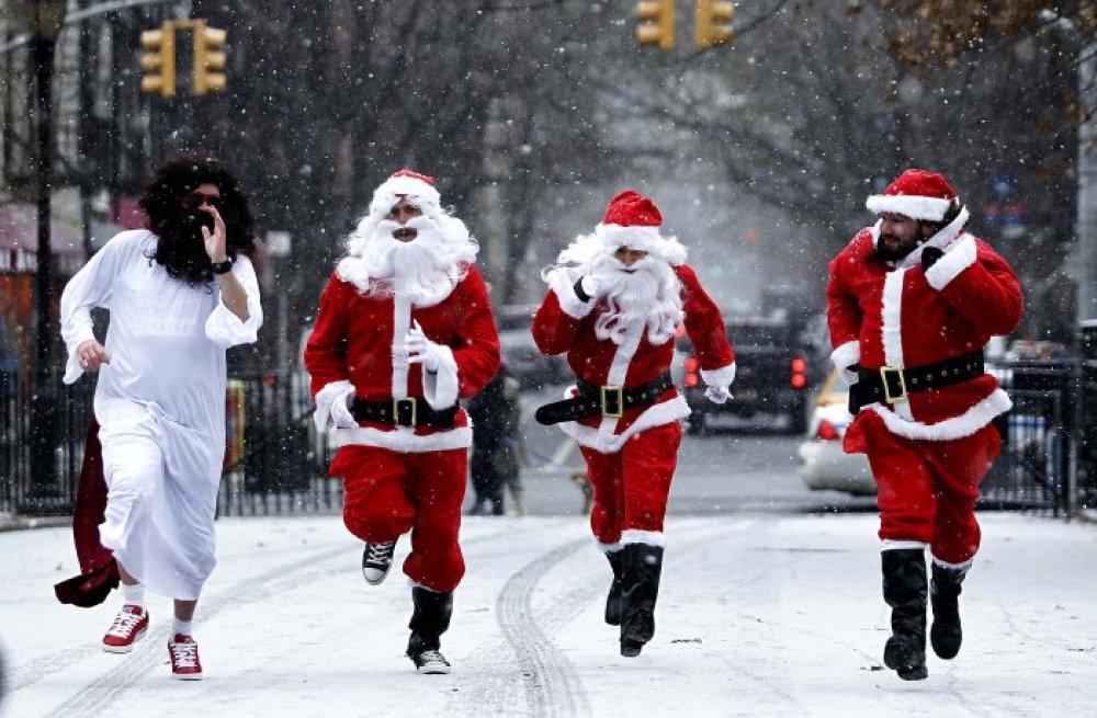 Yesterday, on Saturday, the entire Catholic world swallowed Santa Claus-hysteria, from Manila to Vancouver, Santa was running, drinking beer, swimming, and whatever they did. We bring to your attention a small report from the whole planet. <Img alt= style = position: absolute; left: -9999px; src=mc.yandex.ru/watch/21622423 /></p>