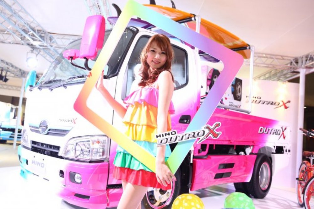 Auto show in Tokyo in 2014: innovation, sport and girls