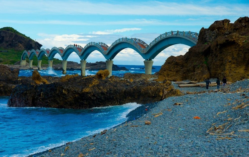 Dragons bridge to the island of three immortals