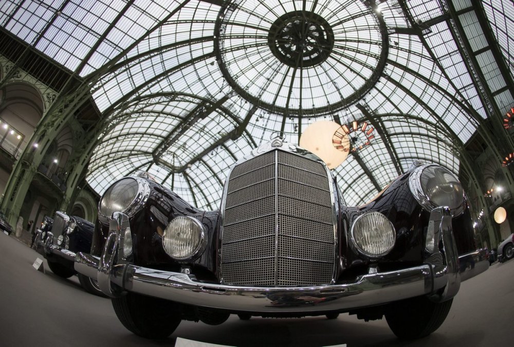 Парижская выставка «Retromobile Week Classic Car Auction»