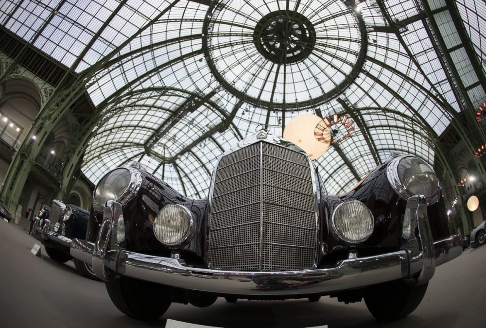 Paris Weekly Exhibition Retromobile Week Classic Car Auction