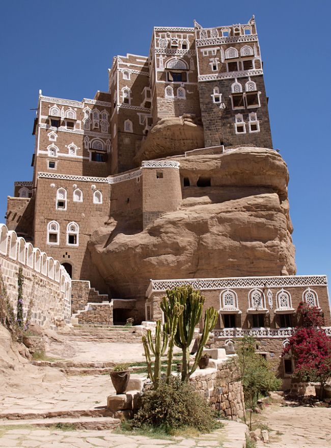 Dar al-Hajjar & palace on the rock