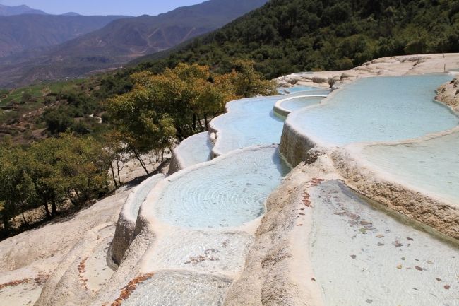 Белые каскады воды в Шангри-Ла