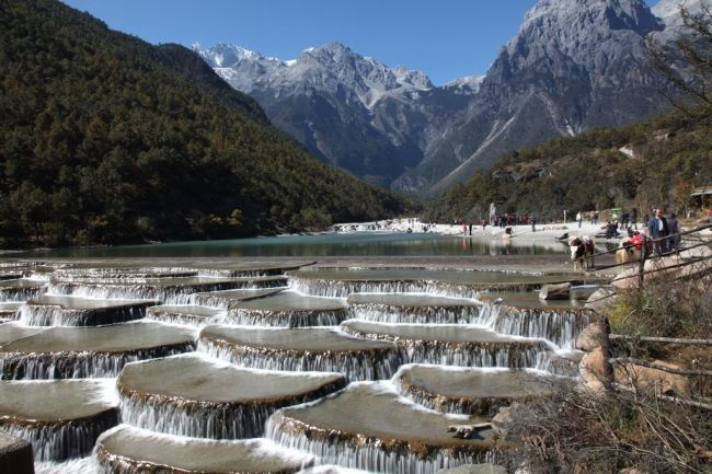 Белые каскады воды в Шангри-Ла
