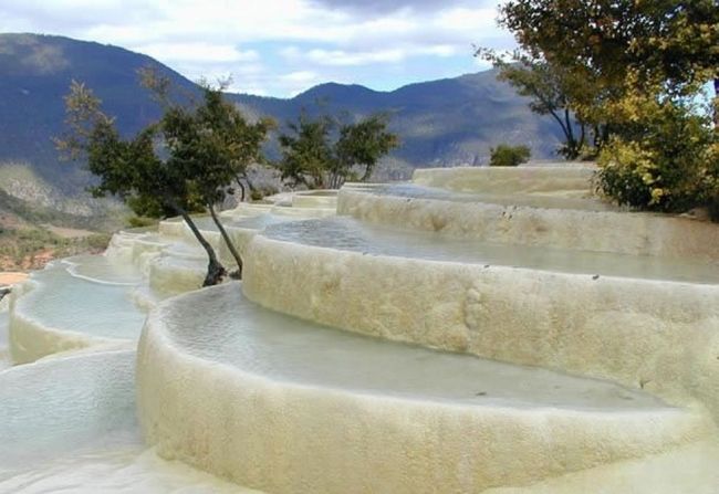 Белые каскады воды в Шангри-Ла