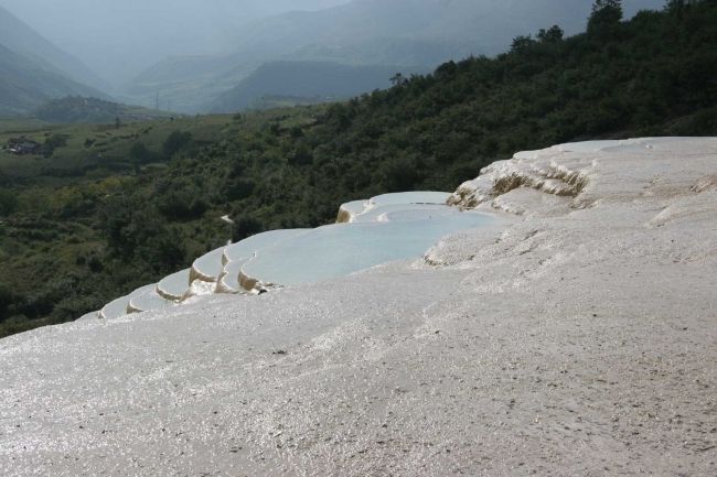 Белые каскады воды в Шангри-Ла