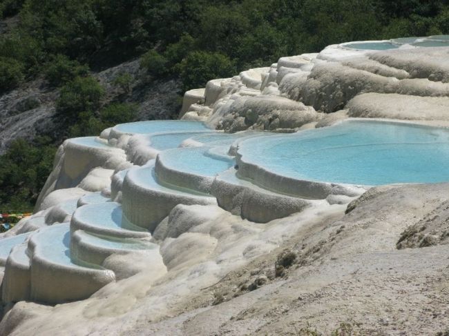 Белые каскады воды в Шангри-Ла