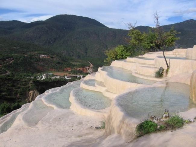 Белые каскады воды в Шангри-Ла