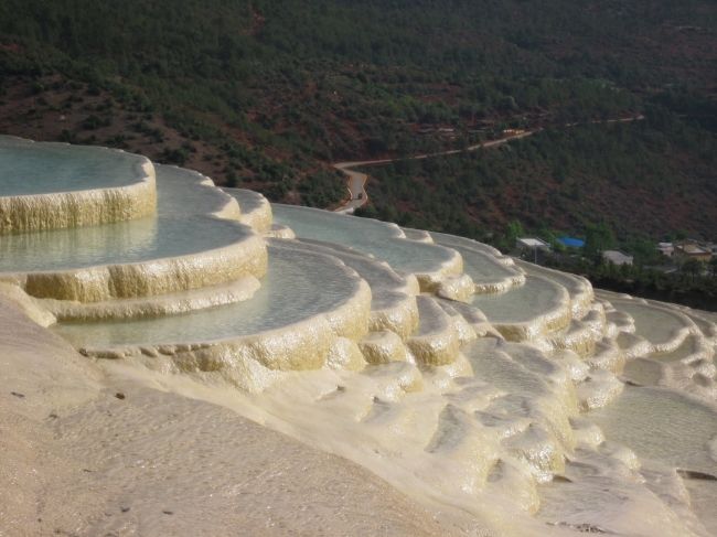 Белые каскады воды в Шангри-Ла