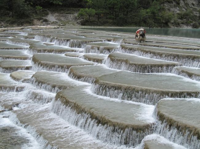 Білі каскади води в Шангрі-Ла