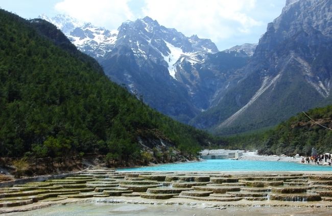 Белые каскады воды в Шангри-Ла