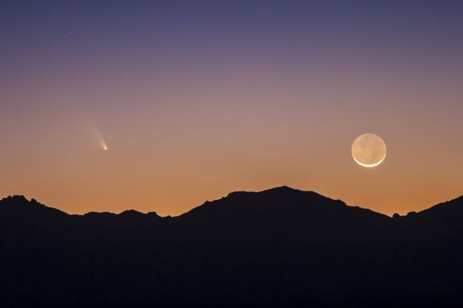 Comet Panstars appeared in the sky above the Earth