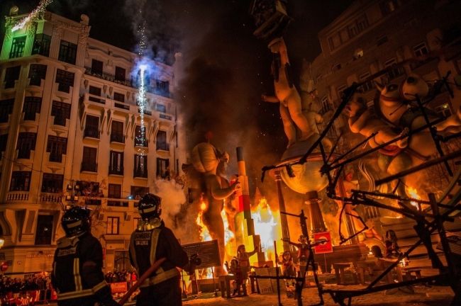 Фестиваль «Лас Фальяс» (Las Fallas) в испанской Валенсии