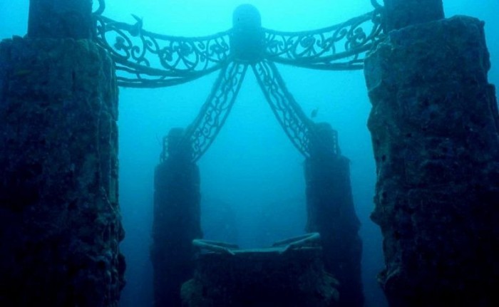 The biggest reef of anthropogenic origin and the underwater cemetery