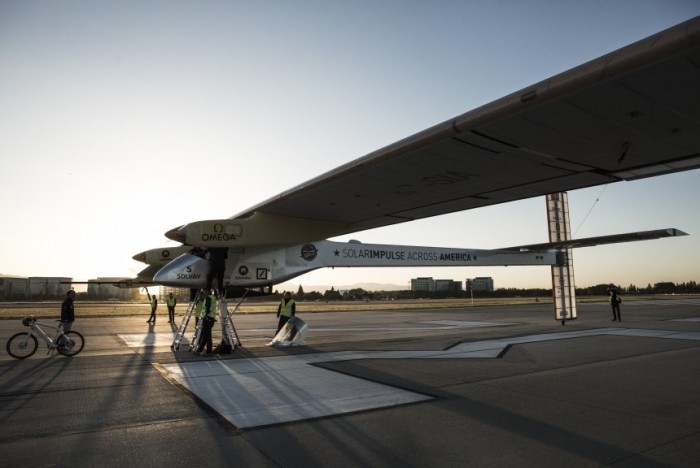 The Solar Impulse airplane is preparing for a round-the-world flight (online broadcast)