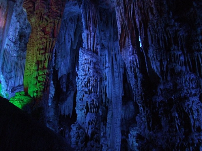 Казкова печера очеретяної флейти (Reed Flute Cave)