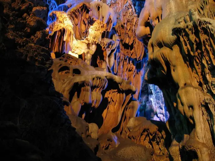 Сказочная пещера тростниковой флейты (Reed Flute Cave)