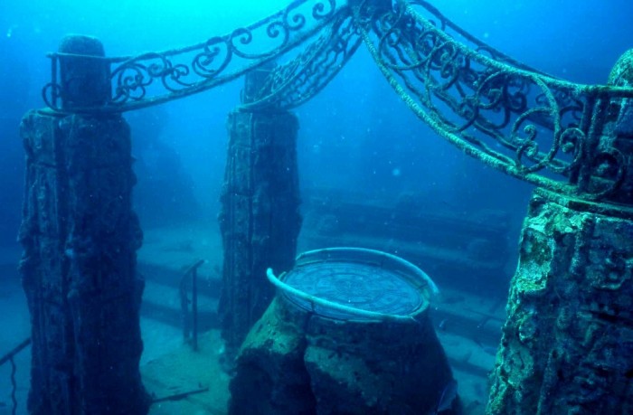 The biggest reef of anthropogenic origin and the underwater cemetery