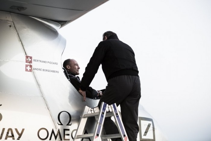 The Solar Impulse is preparing for a round-the-world flight (online broadcast)