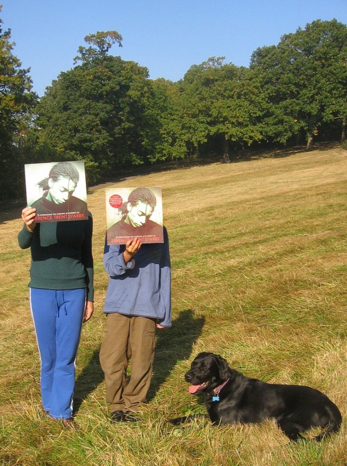 Позитивный фотопроект «Sleeveface»