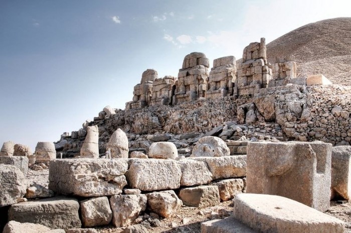 Древние руины на вершине горы Немрут