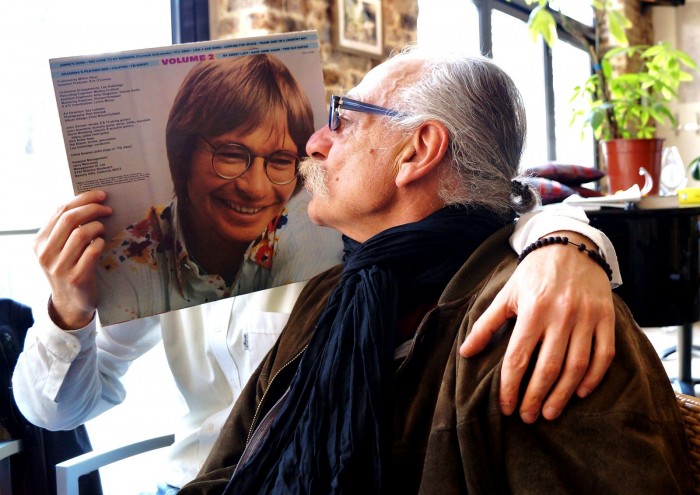 Позитивный фотопроект «Sleeveface»