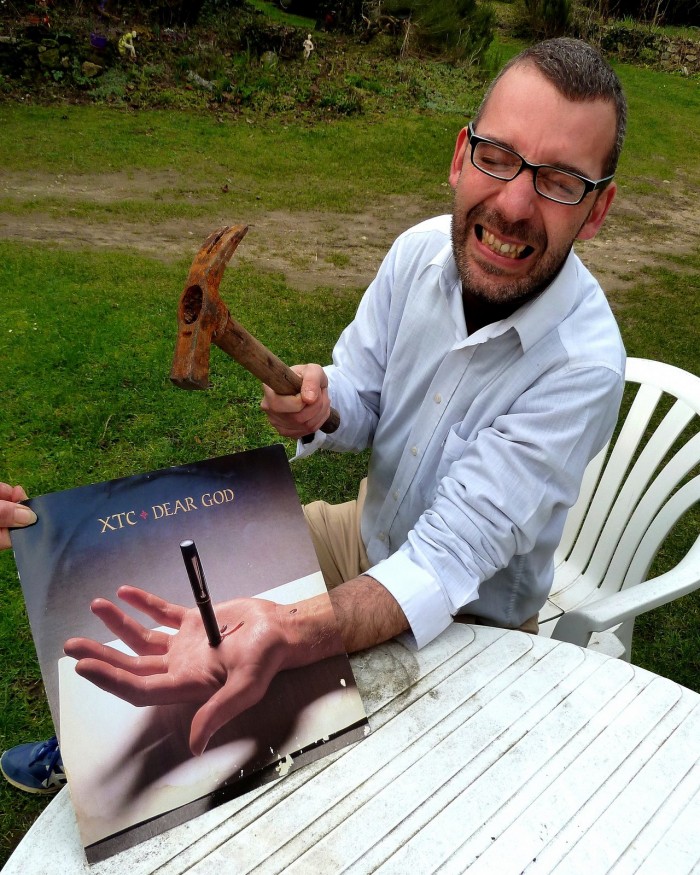 Позитивный фотопроект «Sleeveface»