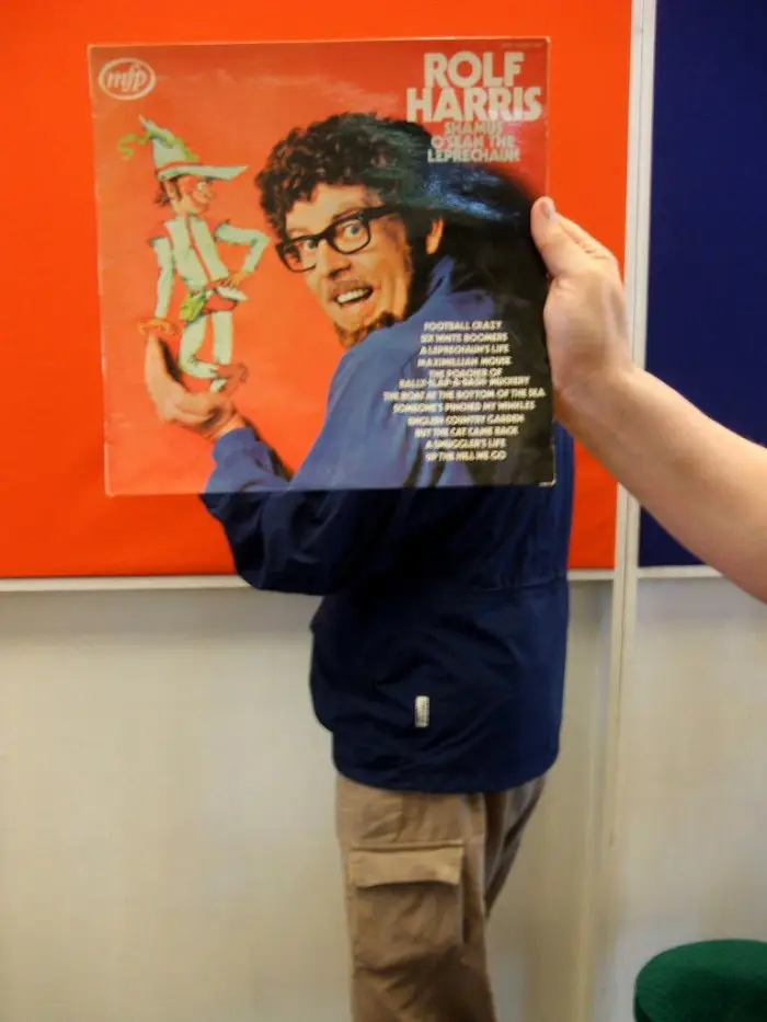 Позитивный фотопроект «Sleeveface»