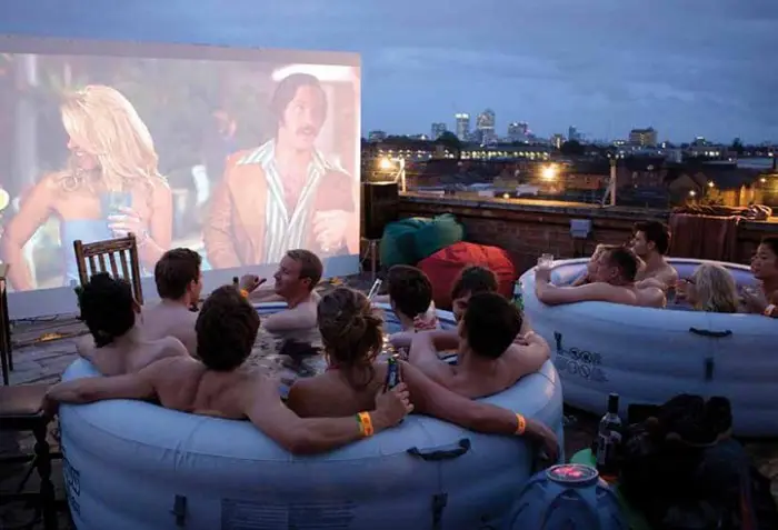 Новый тренд в кинопросмотрах – Hot Tub Cinema
